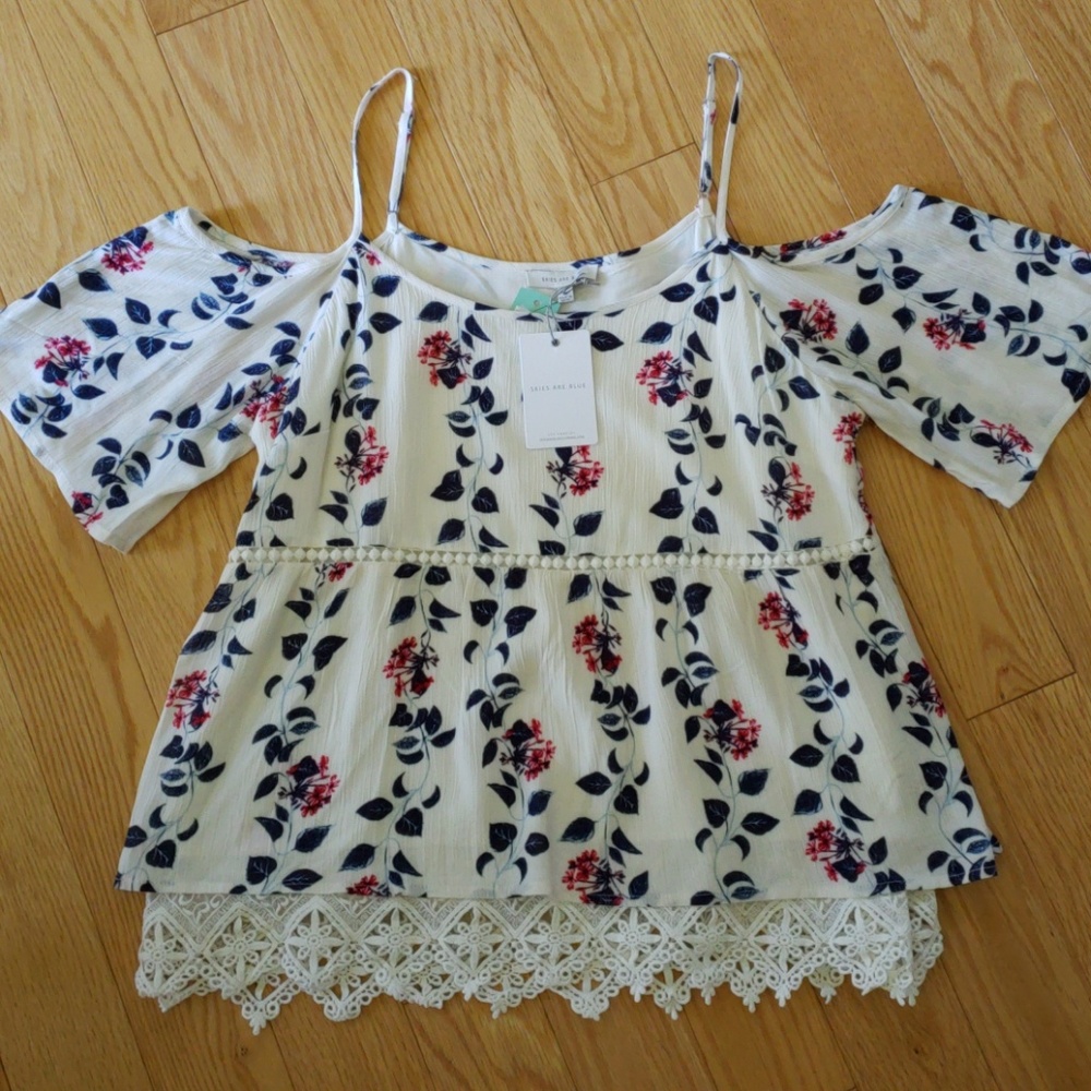 Langlock Cold Shoulder Top